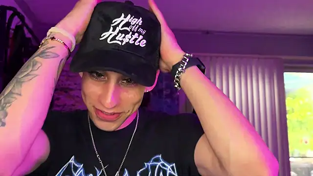 Snapshot of xoFrankie chatting on 10.14.25 xoFrankie online show from 10.14.25