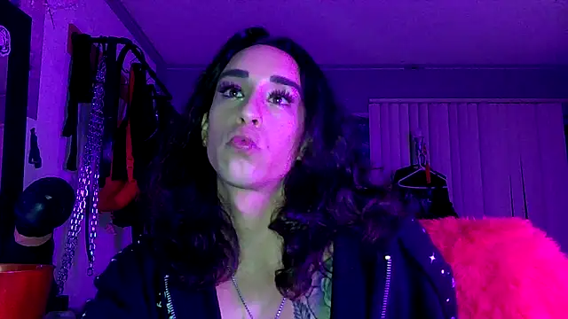 Snapshot of xoFrankie chatting on 10.17.25 xoFrankie online show from 10.17.25