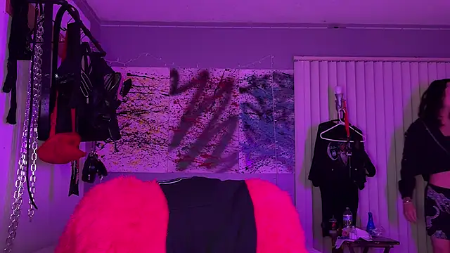 Snapshot of xoFrankie chatting on 10.21.25 xoFrankie online show from 10.21.25