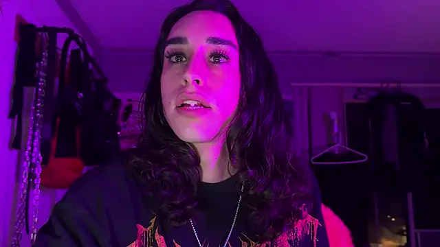 Snapshot of xoFrankie chatting on 10.28.25 xoFrankie online show from 10.28.25