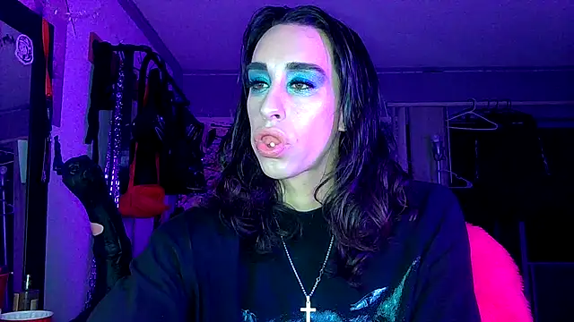 Snapshot of xoFrankie chatting on 10.30.25 xoFrankie online show from 10.30.25