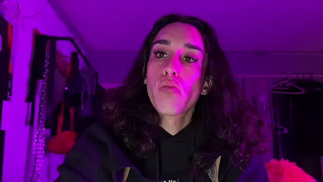 Snapshot of xoFrankie chatting on 11.04.25 xoFrankie online show from 11.04.25