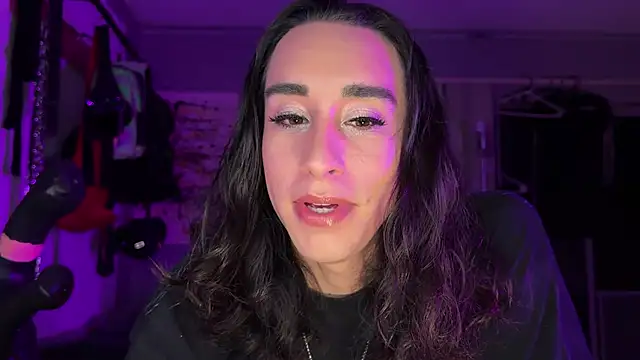 Snapshot of xoFrankie chatting on 11.05.25 xoFrankie online show from 11.05.25