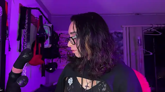 Snapshot of xoFrankie chatting on 11.06.25 xoFrankie online show from 11.06.25