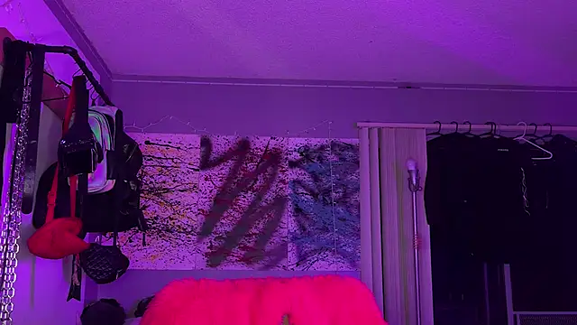 Snapshot of xoFrankie chatting on 11.14.25 xoFrankie online show from 11.14.25