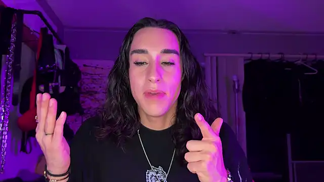 Snapshot of xoFrankie chatting on 11.15.25 xoFrankie online show from 11.15.25