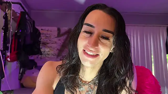 Snapshot of xoFrankie chatting on 11.23.25 xoFrankie online show from 11.23.25