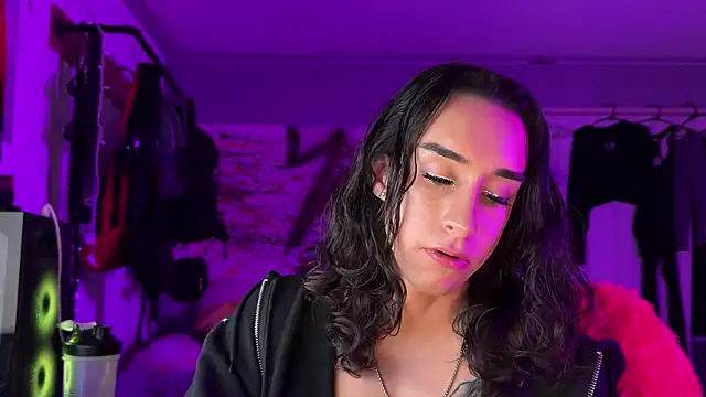 Snapshot of xoFrankie chatting on 11.26.25 xoFrankie online show from 11.26.25