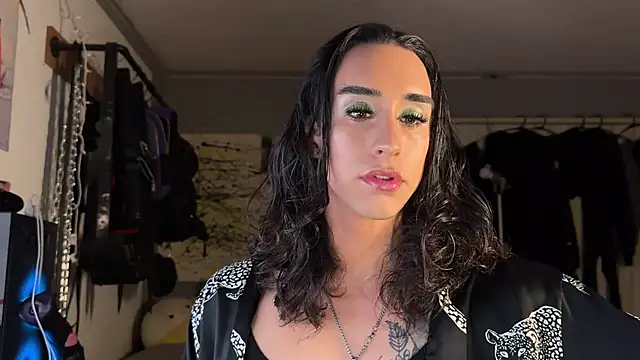 Snapshot of xoFrankie chatting on 12.01.25 xoFrankie online show from 12.01.25