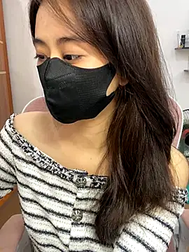 Snapshot of Mochi21 chatting on 11.23.25 Mochi21 online show from 11.23.25