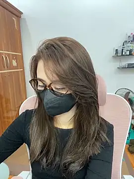 Snapshot of Mochi21 chatting on 11.30.25 Mochi21 online show from 11.30.25