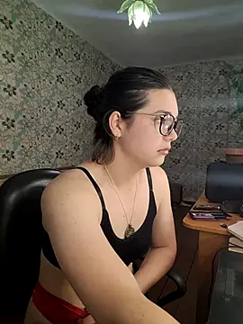 Snapshot of Albi_Glow chatting on 10.11.25 Albi Glow online show from 10.11.25