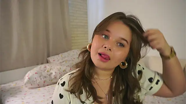 Snapshot of Anna_Nicol chatting on 09.22.25 Anna Nicol online show from 09.22.25