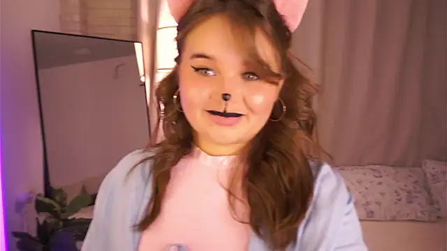 Snapshot of Anna_Nicol chatting on 10.28.25 Anna Nicol online show from 10.28.25