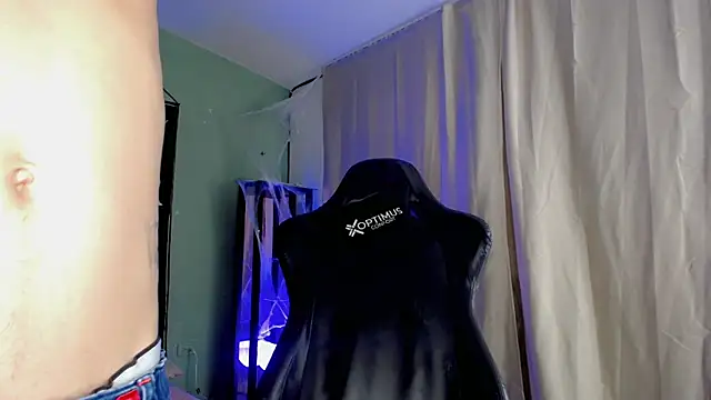 dilan hott  online show from 10.31.25