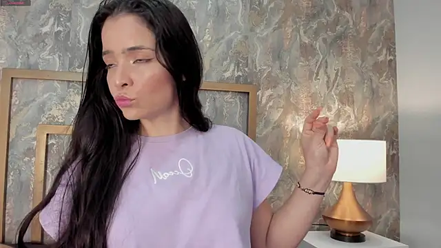 Snapshot of DannaBelucci chatting on 10.28.25 DannaBelucci online show from 10.28.25