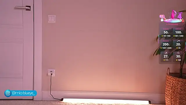 Snapshot of Miablueye chatting on 11.16.25 Miablueye online show from 11.16.25