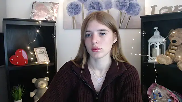 Snapshot of JuiceLips__ chatting on 09.30.25 JuiceLips online show from 09.30.25