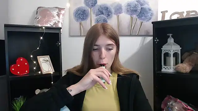 Snapshot of JuiceLips__ chatting on 10.08.25 JuiceLips online show from 10.08.25