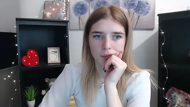 Snapshot of JuiceLips__ chatting on 11.14.25 JuiceLips online show from 11.14.25