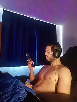 Snapshot of EyesNeverLies chatting on 12.01.25 EyesNeverLies online show from 12.01.25