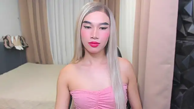 Snapshot of MaxCollins chatting on 12.21.25 MaxCollins online show from 12.21.25