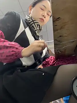 Snapshot of DHJM168 chatting on 12.17.25 DHJM168 online show from 12.17.25