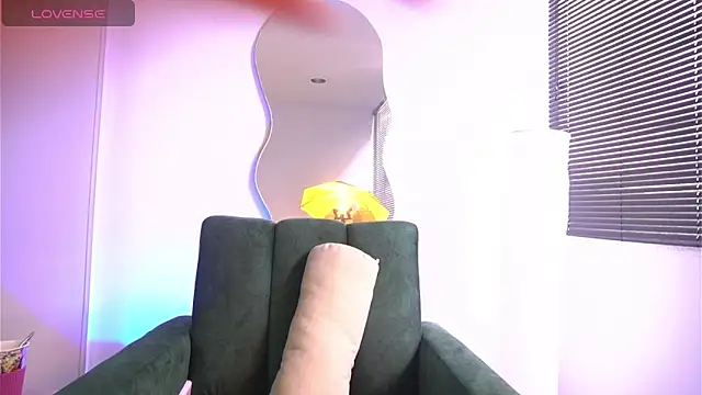 a Malgosia mako online show from 10.19.25