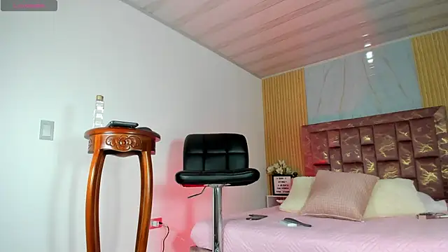 Snapshot of Isabella_Haddad chatting on 10.31.25 Isabella Haddad online show from 10.31.25