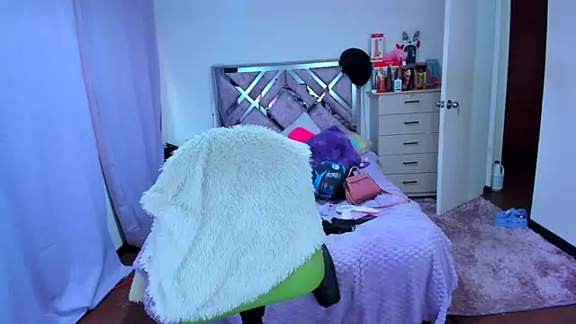 Luna Analya online show from 11.17.25