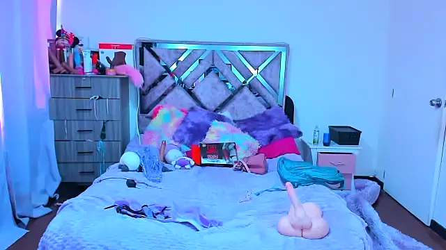 Luna Analya online show from 12.18.25