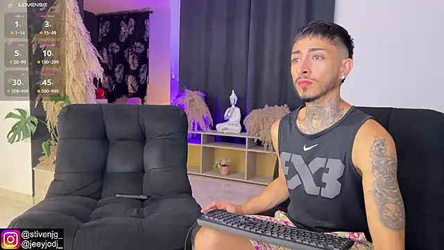 Snapshot of tattoguys_cums chatting on 10.22.25 tattoguys cums online show from 10.22.25