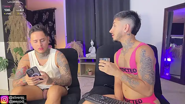 Snapshot of tattoguys_cums chatting on 10.25.25 tattoguys cums online show from 10.25.25