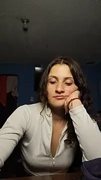 Snapshot of lindasyt chatting on 12.17.25 lindasyt online show from 12.17.25