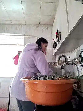 Snapshot of lindasyt chatting on 12.18.25 lindasyt online show from 12.18.25