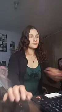 Snapshot of lindasyt chatting on 02.27.26 lindasyt online show from 02.27.26