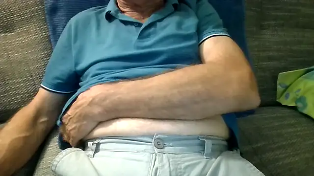 Snapshot of velikifant7 chatting on 11.18.25 velikifant7 online show from 11.18.25