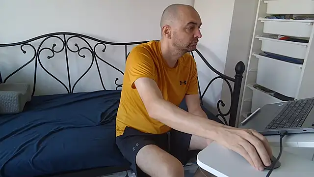 Snapshot of Handsomernguy chatting on 10.01.25 Handsomernguy online show from 10.01.25