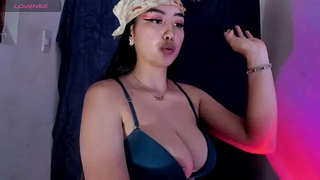 Snapshot of Viioleett_cum chatting on 11.18.25 Viioleett cum online show from 11.18.25