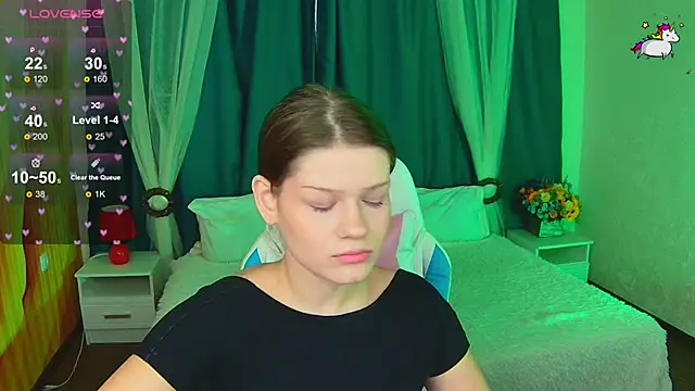 Snapshot of Lunamytrend chatting on 09.18.25 Lunamytrend online show from 09.18.25