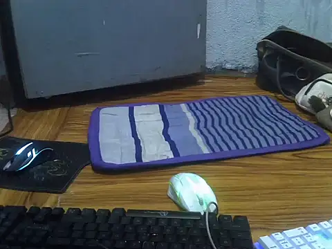 Snapshot of charms_virgin chatting on 09.12.25 charms virgin online show from 09.12.25