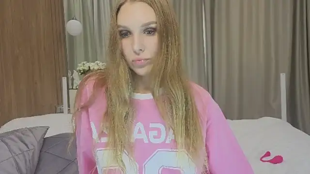 Snapshot of Brigitte_Bardot chatting on 10.28.25 Brigitte Bardot online show from 10.28.25