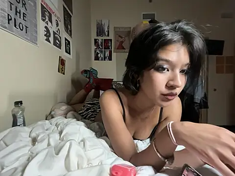 petitelatinateen online show from 04.03.26