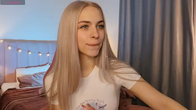 Snapshot of ShinyBarbie chatting on 11.27.25 ShinyBarbie online show from 11.27.25