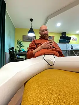 Snapshot of smint06 chatting on 10.30.25 smint06 online show from 10.30.25