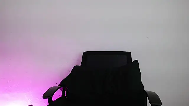 Snapshot of Valakiablood chatting on 11.15.25 Valakiablood online show from 11.15.25