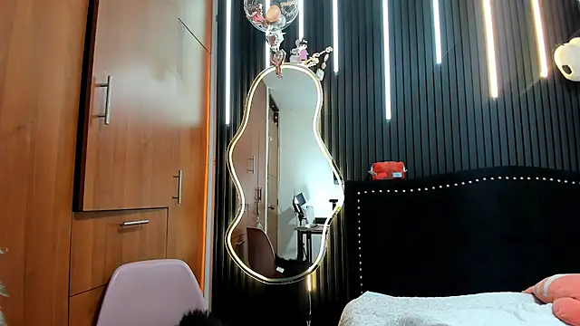 Snapshot of scarletr_red chatting on 01.08.26 scarletr red online show from 01.08.26