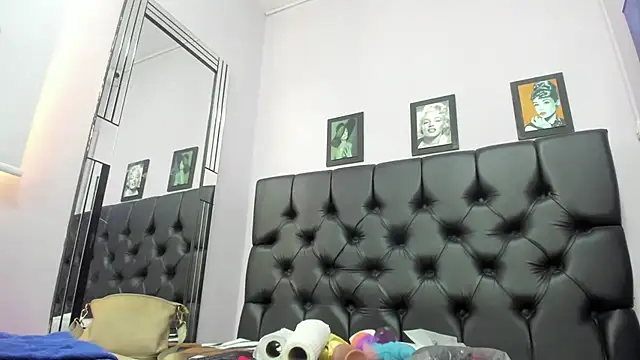 Snapshot of Adrianasex_69x chatting on 11.19.25 Adrianasex 69x online show from 11.19.25