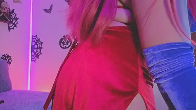 Snapshot of MiaCollinssx chatting on 10.31.25 MiaCollinssx online show from 10.31.25