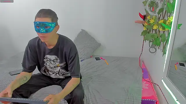 Snapshot of COUPLE25_33 chatting on 11.28.25 COUPLE25 33 online show from 11.28.25